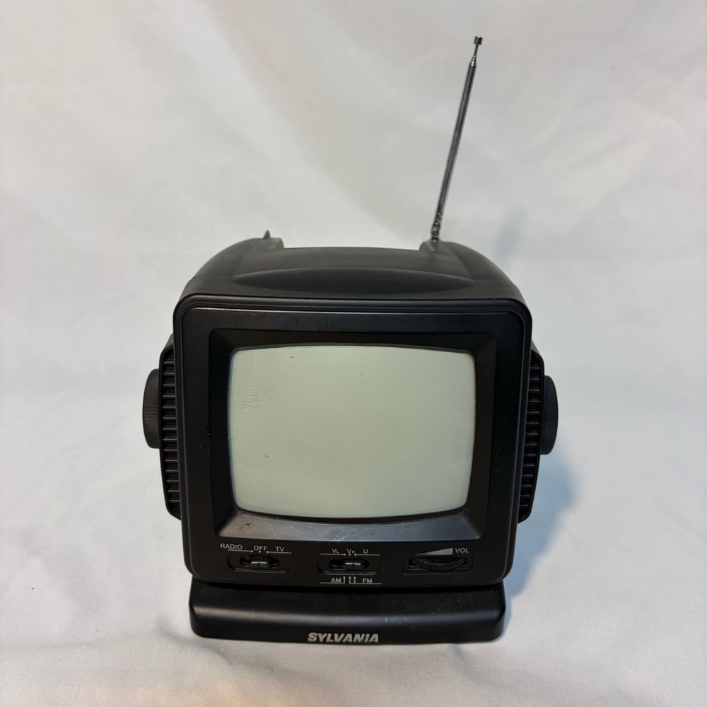 Sylvania SRT068K Portable Black & White TV with AM/FM Radio – Vintage – Untested